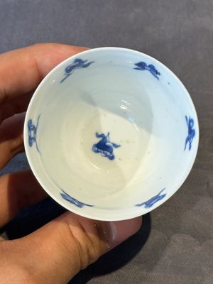 A Chinese blue and white 'Long Eliza and playing boy' cup and saucer, Qi Yu Mei Zhi 奇玉美製 and Bi Yu Tang Zhi 璧玉堂製, Kangxi — photo 6