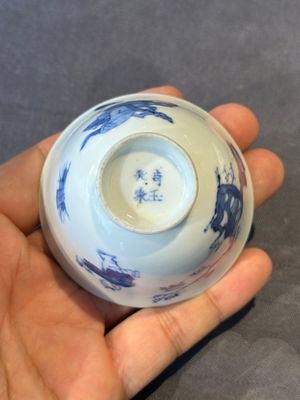 A Chinese blue and white 'Long Eliza and playing boy' cup and saucer, Qi Yu Mei Zhi 奇玉美製 and Bi Yu Tang Zhi 璧玉堂製, Kangxi — photo 7