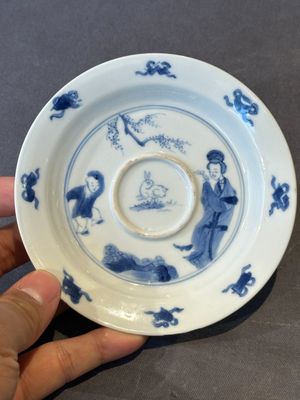 A Chinese blue and white 'Long Eliza and playing boy' cup and saucer, Qi Yu Mei Zhi 奇玉美製 and Bi Yu Tang Zhi 璧玉堂製, Kangxi — photo 8