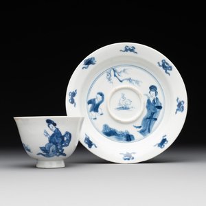 A Chinese blue and white 'Long Eliza and playing boy' cup and saucer, Qi Yu Mei Zhi 奇玉美製 and Bi Yu Tang Zhi 璧玉堂製, Kangxi — photo 1
