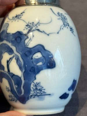 A Chinese blue and white 'Long Eliza and playing boys' tea caddy with silver mount and cover, Kangxi — photo 11
