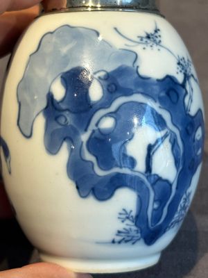 A Chinese blue and white 'Long Eliza and playing boys' tea caddy with silver mount and cover, Kangxi — photo 12