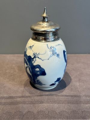 A Chinese blue and white 'Long Eliza and playing boys' tea caddy with silver mount and cover, Kangxi — photo 2
