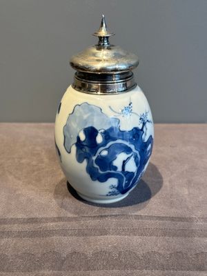 A Chinese blue and white 'Long Eliza and playing boys' tea caddy with silver mount and cover, Kangxi — photo 3
