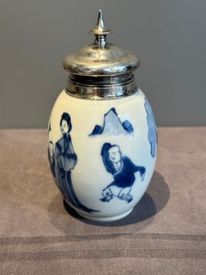 A Chinese blue and white 'Long Eliza and playing boys' tea caddy with silver mount and cover, Kangxi — photo 4