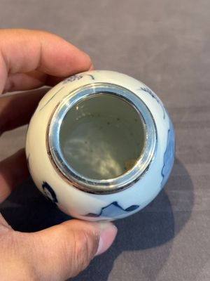 A Chinese blue and white 'Long Eliza and playing boys' tea caddy with silver mount and cover, Kangxi — photo 7
