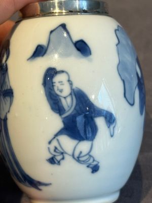 A Chinese blue and white 'Long Eliza and playing boys' tea caddy with silver mount and cover, Kangxi — photo 8