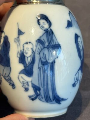 A Chinese blue and white 'Long Eliza and playing boys' tea caddy with silver mount and cover, Kangxi — photo 9