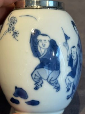A Chinese blue and white 'Long Eliza and playing boys' tea caddy with silver mount and cover, Kangxi — photo 10