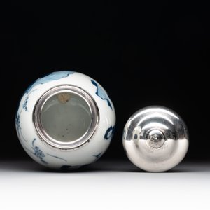 A Chinese blue and white 'Long Eliza and playing boys' tea caddy with silver mount and cover, Kangxi — photo 5