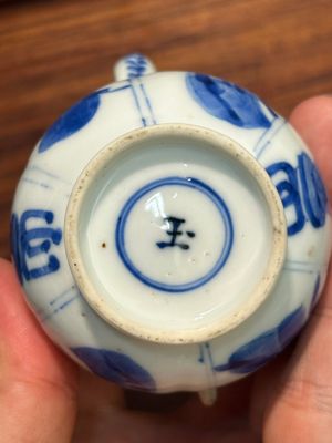A Chinese blue and white 'Long Eliza' ewer and cover, jade mark, Kangxi — 照片 7