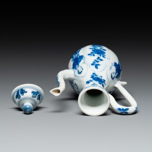 A Chinese blue and white 'Long Eliza' ewer and cover, jade mark, Kangxi — 照片 6