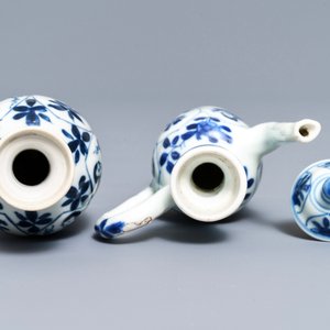 A Chinese blue and white 'Long Eliza' jug and a vase, Kangxi — 照片 6
