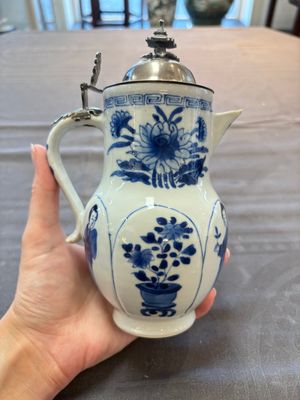 A Chinese blue and white 'Long Eliza' jug with a silver-mounted lid, Kangxi — 照片 1