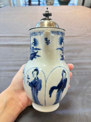 A Chinese blue and white 'Long Eliza' jug with a silver-mounted lid, Kangxi — 照片 2
