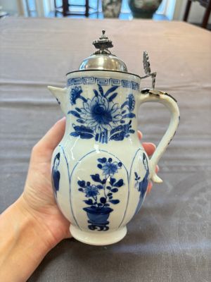 A Chinese blue and white 'Long Eliza' jug with a silver-mounted lid, Kangxi — 照片 3