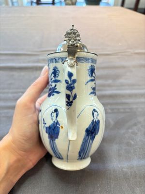 A Chinese blue and white 'Long Eliza' jug with a silver-mounted lid, Kangxi — 照片 4