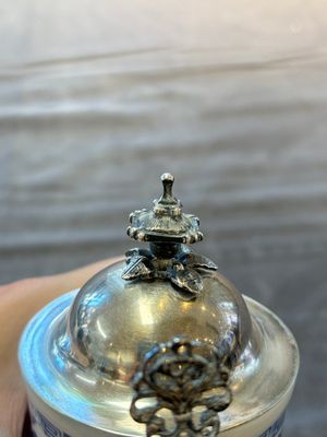 A Chinese blue and white 'Long Eliza' jug with a silver-mounted lid, Kangxi — 照片 6