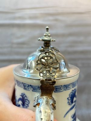 A Chinese blue and white 'Long Eliza' jug with a silver-mounted lid, Kangxi — 照片 7