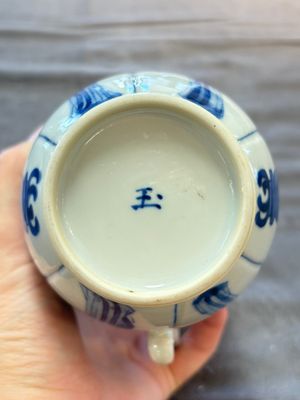 A Chinese blue and white 'Long Eliza' jug with a silver-mounted lid, Kangxi — 照片 9