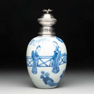 A Chinese blue and white 'Long Eliza' tea caddy with silver mount and cover, Kangxi — photo 1