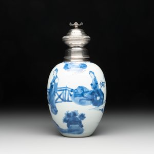 A Chinese blue and white 'Long Eliza' tea caddy with silver mount and cover, Kangxi — photo 2