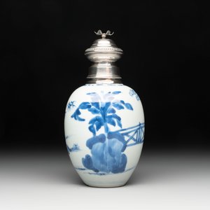 A Chinese blue and white 'Long Eliza' tea caddy with silver mount and cover, Kangxi — photo 3