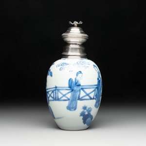 A Chinese blue and white 'Long Eliza' tea caddy with silver mount and cover, Kangxi — photo 4