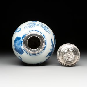 A Chinese blue and white 'Long Eliza' tea caddy with silver mount and cover, Kangxi — photo 5