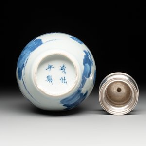 A Chinese blue and white 'Long Eliza' tea caddy with silver mount and cover, Kangxi — photo 6