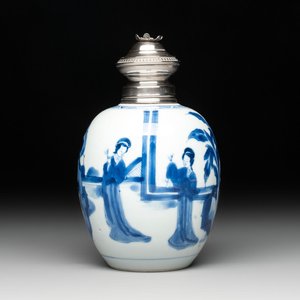 A Chinese blue and white 'Long Eliza' tea caddy with silver mount and cover, Kangxi — photo 1