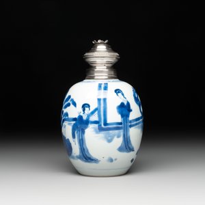 A Chinese blue and white 'Long Eliza' tea caddy with silver mount and cover, Kangxi — photo 2