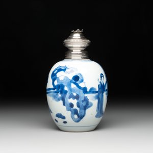A Chinese blue and white 'Long Eliza' tea caddy with silver mount and cover, Kangxi — photo 4