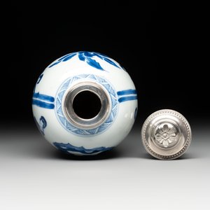 A Chinese blue and white 'Long Eliza' tea caddy with silver mount and cover, Kangxi — photo 5