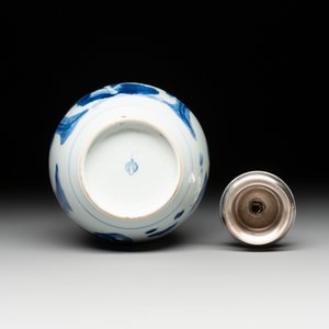 A Chinese blue and white 'Long Eliza' tea caddy with silver mount and cover, Kangxi — photo 6