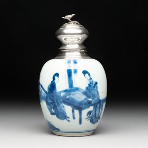 A Chinese blue and white 'Long Eliza' tea caddy with silver mount and cover, Kangxi — photo 1