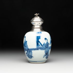 A Chinese blue and white 'Long Eliza' tea caddy with silver mount and cover, Kangxi — photo 2
