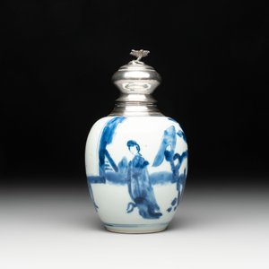 A Chinese blue and white 'Long Eliza' tea caddy with silver mount and cover, Kangxi — photo 3