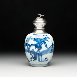 A Chinese blue and white 'Long Eliza' tea caddy with silver mount and cover, Kangxi — photo 4