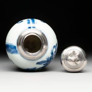 A Chinese blue and white 'Long Eliza' tea caddy with silver mount and cover, Kangxi — photo 5