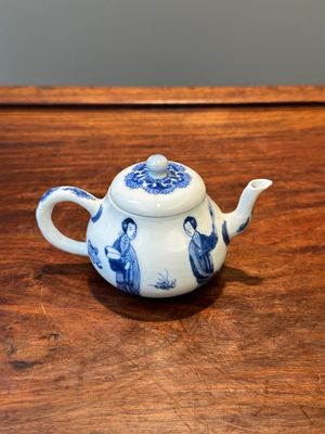 A Chinese blue and white 'Long Eliza' teapot and cover, Chenghua mark, Kangxi — photo 1