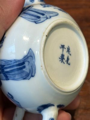 A Chinese blue and white 'Long Eliza' teapot and cover, Chenghua mark, Kangxi — photo 12