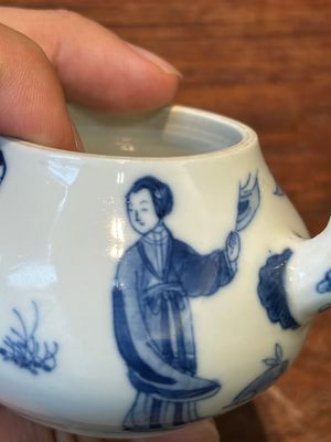 A Chinese blue and white 'Long Eliza' teapot and cover, Chenghua mark, Kangxi — photo 13
