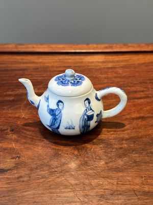 A Chinese blue and white 'Long Eliza' teapot and cover, Chenghua mark, Kangxi — photo 2
