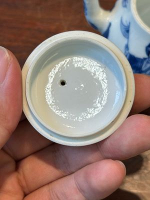 A Chinese blue and white 'Long Eliza' teapot and cover, Chenghua mark, Kangxi — photo 5