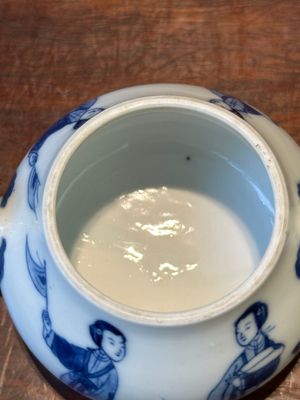 A Chinese blue and white 'Long Eliza' teapot and cover, Chenghua mark, Kangxi — photo 7
