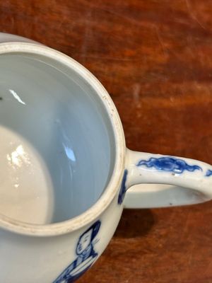 A Chinese blue and white 'Long Eliza' teapot and cover, Chenghua mark, Kangxi — photo 8