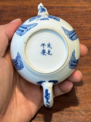 A Chinese blue and white 'Long Eliza' teapot and cover, Chenghua mark, Kangxi — photo 9