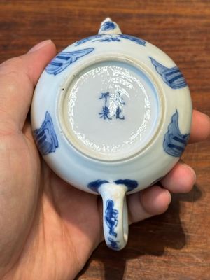 A Chinese blue and white 'Long Eliza' teapot and cover, Chenghua mark, Kangxi — photo 10