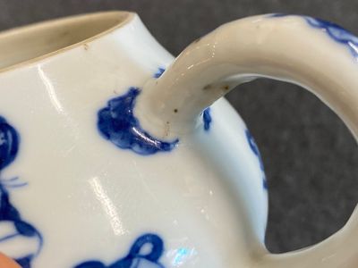 A Chinese blue and white 'Long Eliza' teapot and cover, Chenghua mark, Kangxi — photo 11